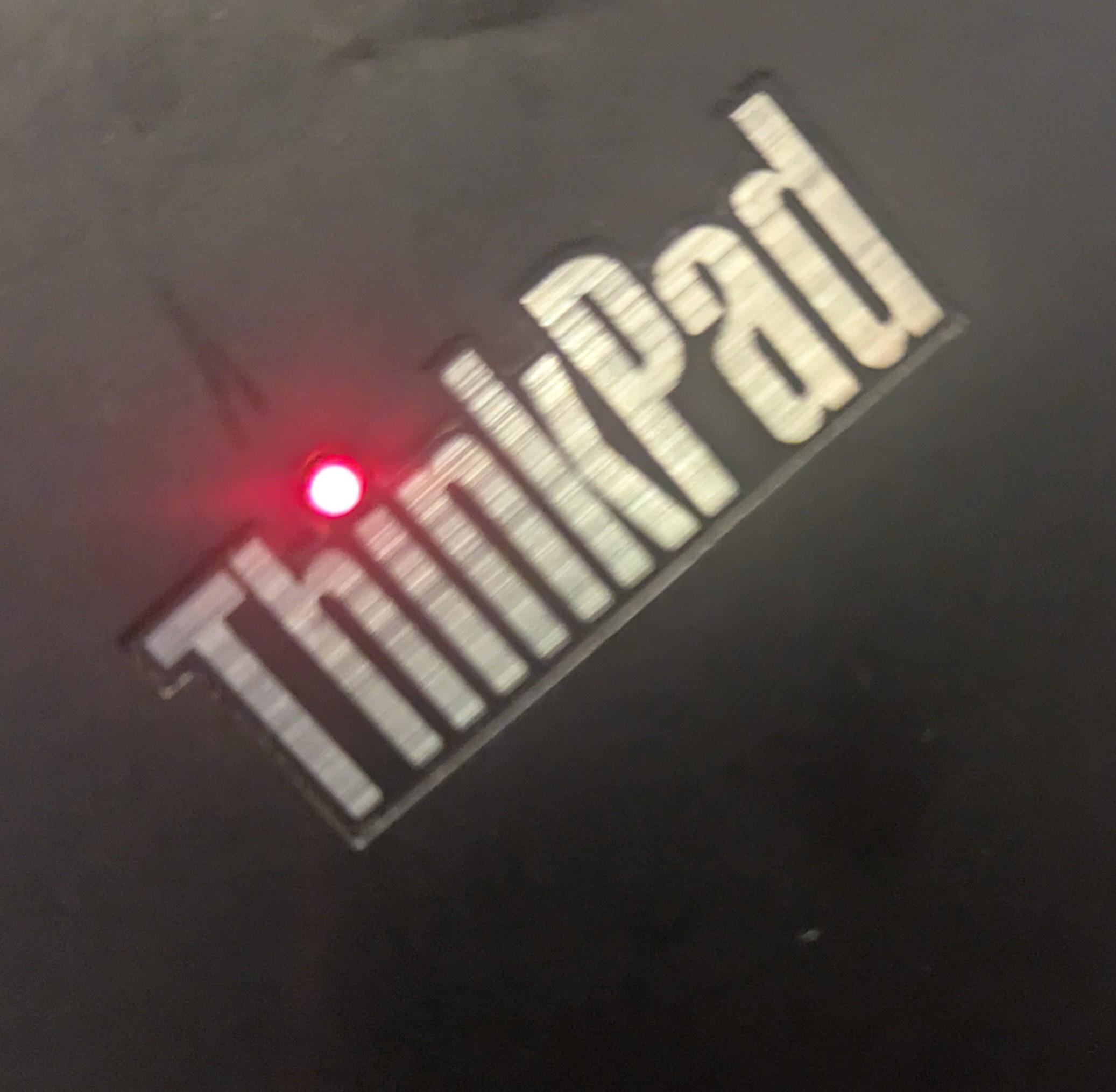 Le logo ThinkPad non recouvert avec la lumière rouge sur le point du i.
